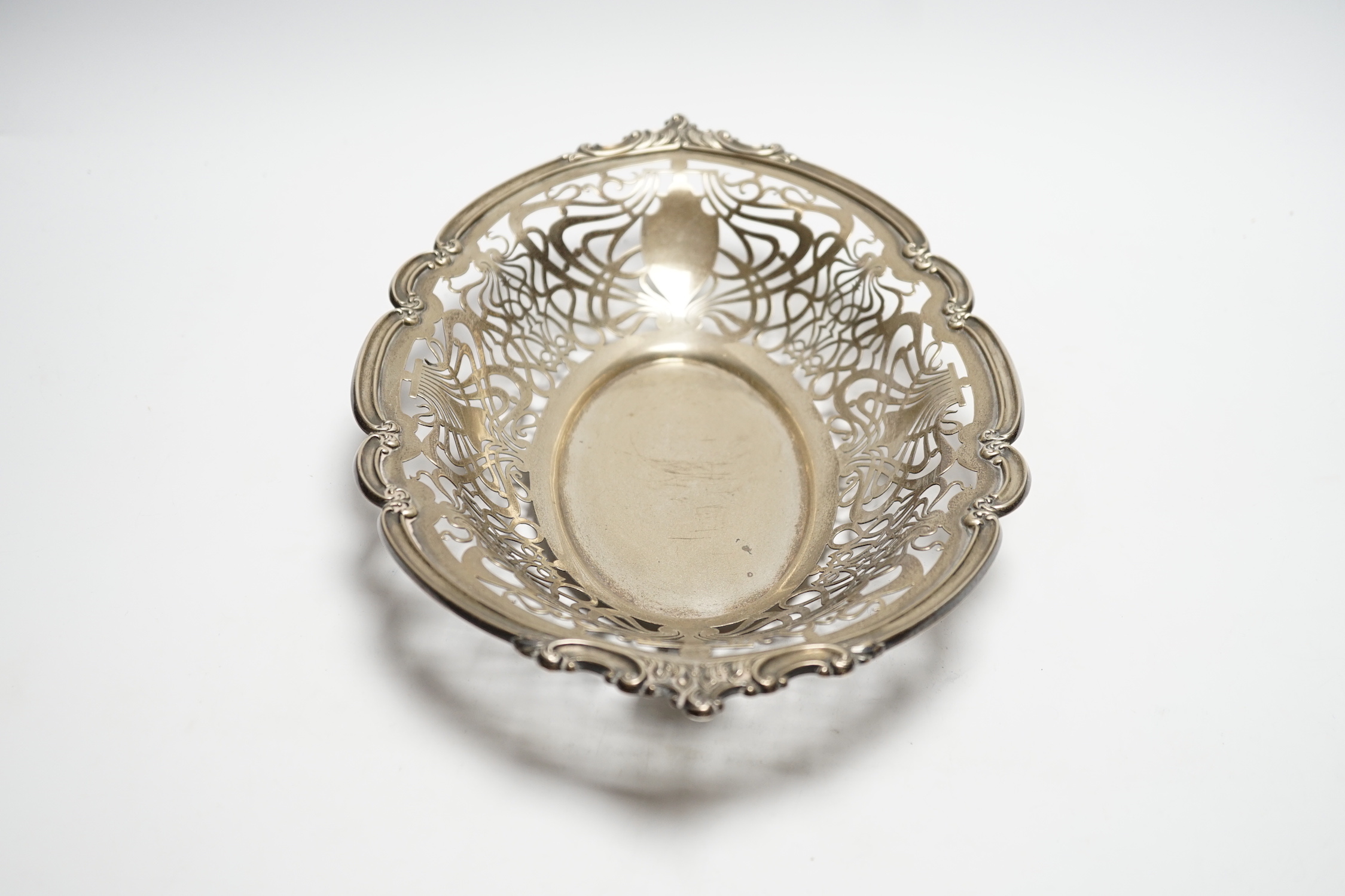 An Edwardian pierced silver fruit bowl, Mappin & Webb, London 1903, 33.7cm, 14.7oz.